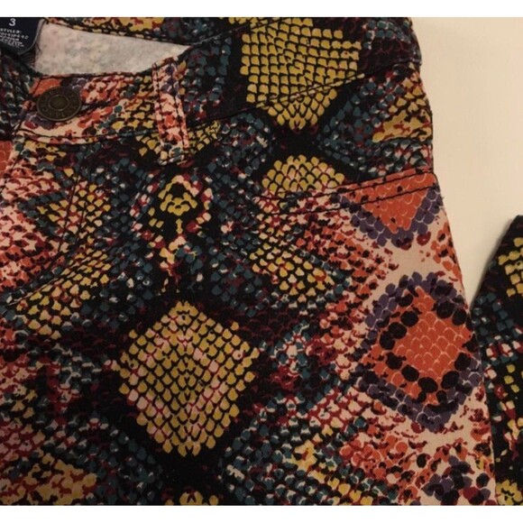 Multi colored lizard print jeans. Juniors size 3 - Picture 3 of 4